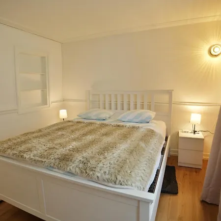 Cozy Center, 4 Bedroom- 120sq, 5min Walk To Main Station Appartamento