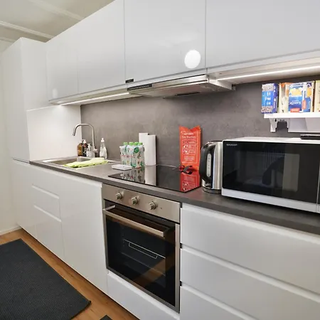 Appartamento Cozy Center, 4 Bedroom- 120sq, 5min Walk To Main Station