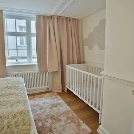 Appartamento Cozy Center, 4 Bedroom- 120sq, 5min Walk To Main Station *