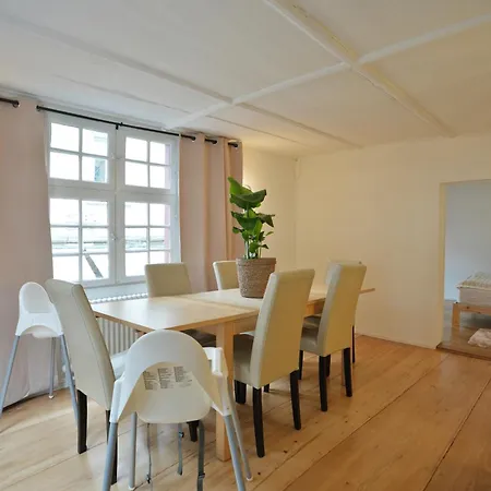 Appartamento Cozy Center, 4 Bedroom- 120sq, 5min Walk To Main Station
