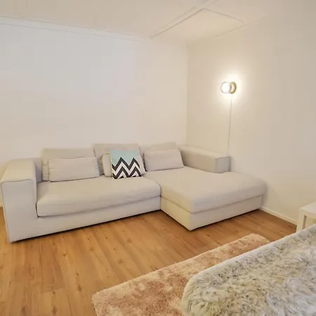 Cozy Center, 4 Bedroom- 120sq, 5min Walk To Main Station *